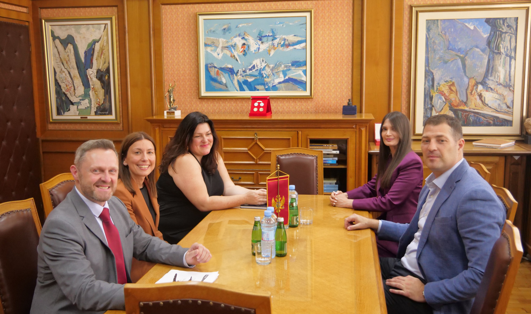 Pravni fakultet ugostio predstavnike Evropskog parlamenta    23. juna, Pravni fakultet posjetili su službenici Direktorata za zakonodavne akte Evropskog parlamenta - pravnici-lingvisti, gđa Sanja Milinović i gdin Omar Adami, kao i predstavnica Delegacije Evropske unije u Crnoj Gori, gđa Ana Savjak.