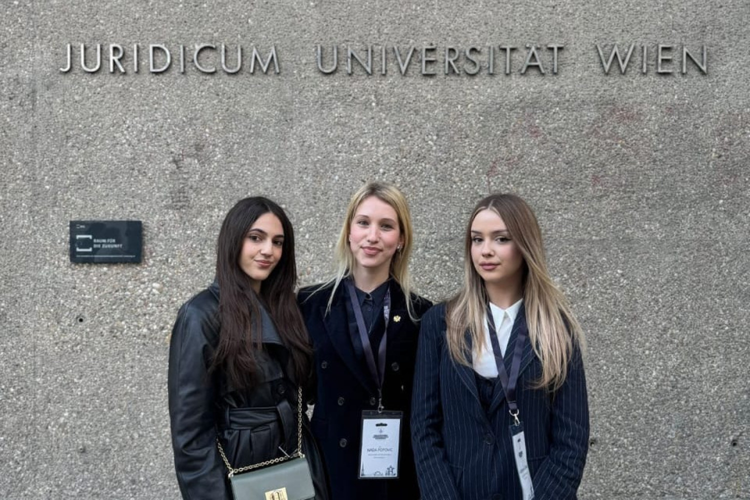 Učešće studentkinja Pravnog fakulteta na međunarodnom takmičenju u Beču iz oblasti privredne arbitraže    Studentkinje Pravnog fakulteta Univerziteta Crne Gore učestvovale su na 32. Willem C. Vis International Commercial Arbitration Moot takmičenju iz oblasti privredne arbitraže, koje je održano u Beču od 11. do 17. Aprila 2025. godine.